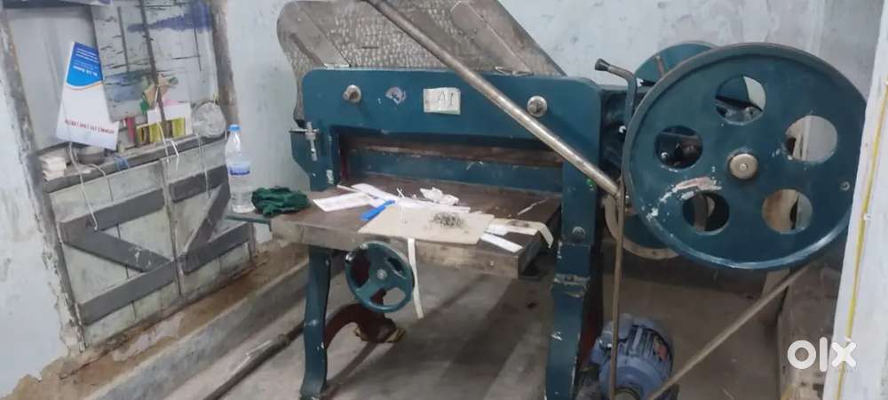 Papper cutting machine condition new 1year old