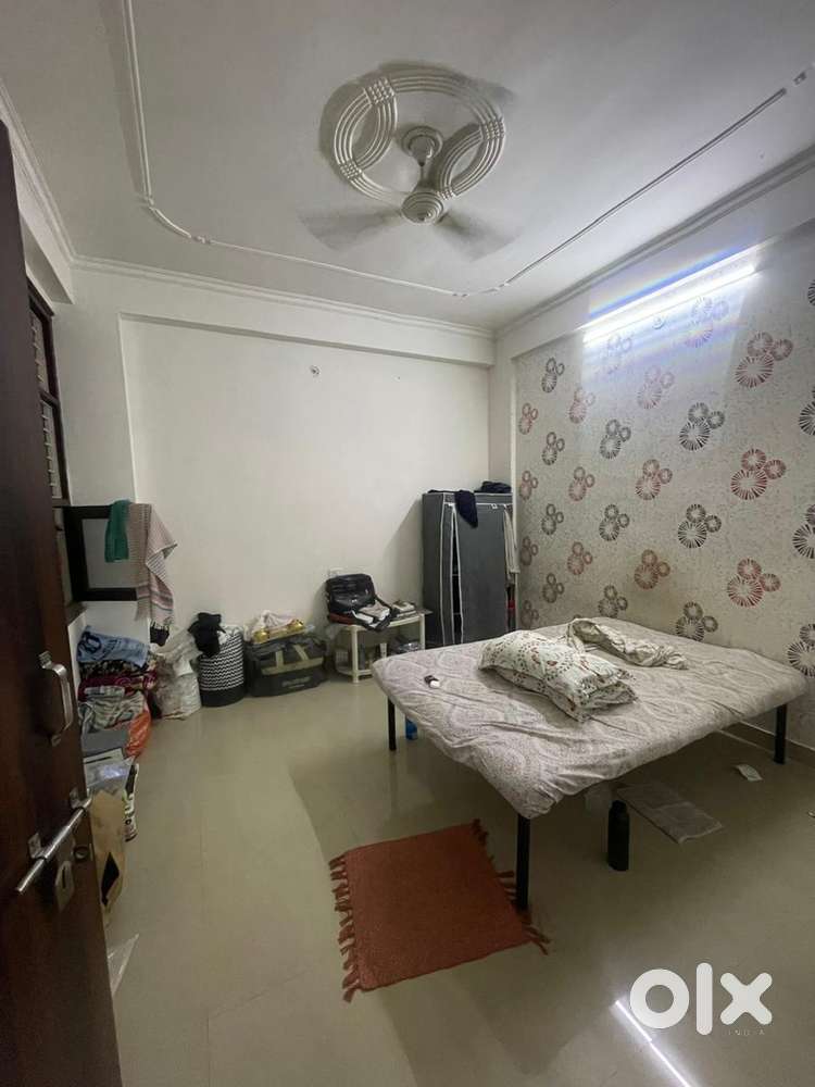 1 room available in a 3bhk flat
