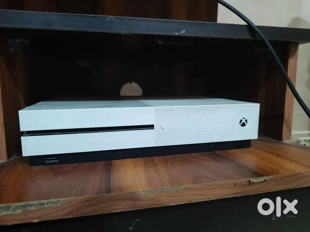 XBOX ONE S 1 TB EXCELLENT CONDITION