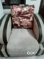 5 seater Sofa set with flower pote price is negotiable