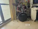 Drums from company tornado reading stand and a mat is included