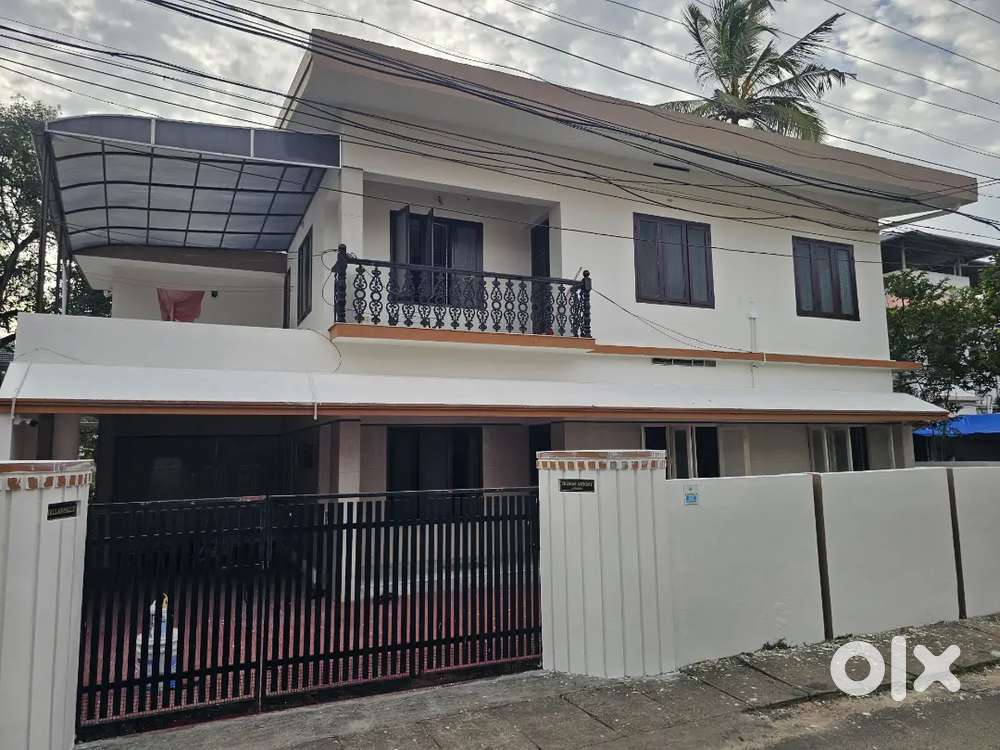 3Bhk Semi Furnished Independent house For Rent Chalikkavattom Vyttila.