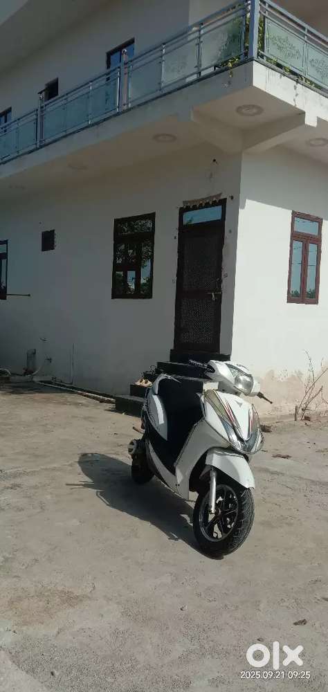 Urgent money requied (Frenzza white electric scooter)