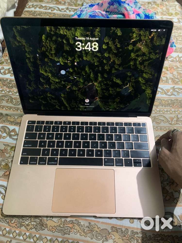 Macbook Air i5 8/256 2019 Rose Gold Color in immaculate Condition