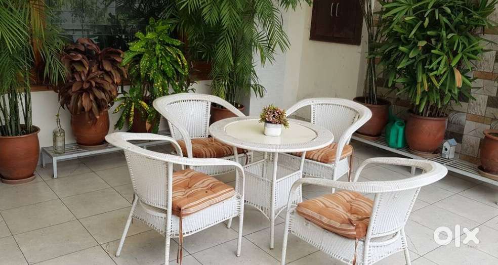 Out dor 4 chair and table