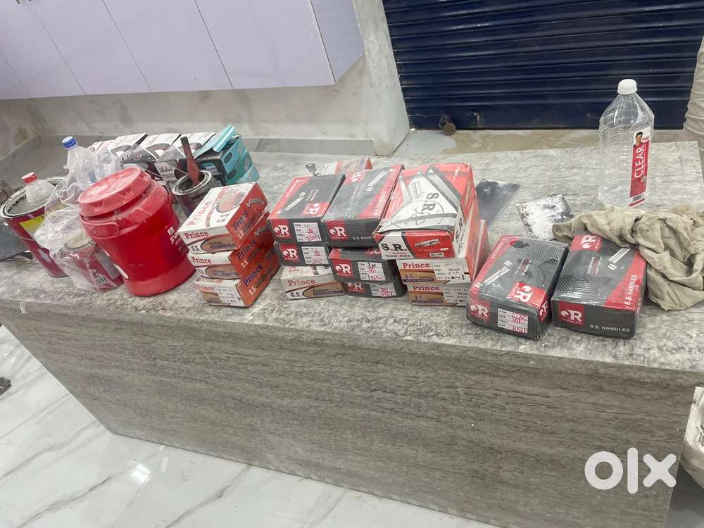 Ek ladka chayie plywood harware kaam karne k liye dukan par
