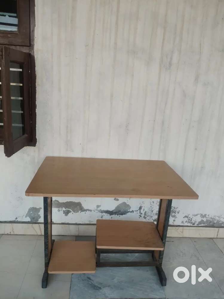 Computer table