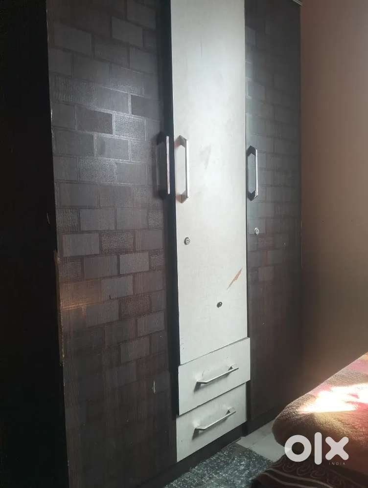 Cupboard triple door