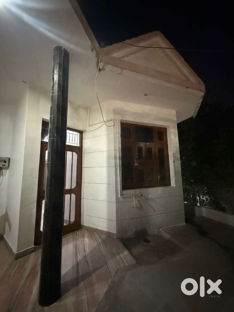 Independent 2 room on 1stfloor with seperate entry available for rent