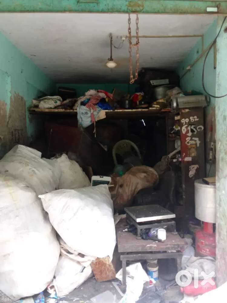 Yah bhangar ki dukaan chal rahi hai kafi achcha dhandha Hai argent