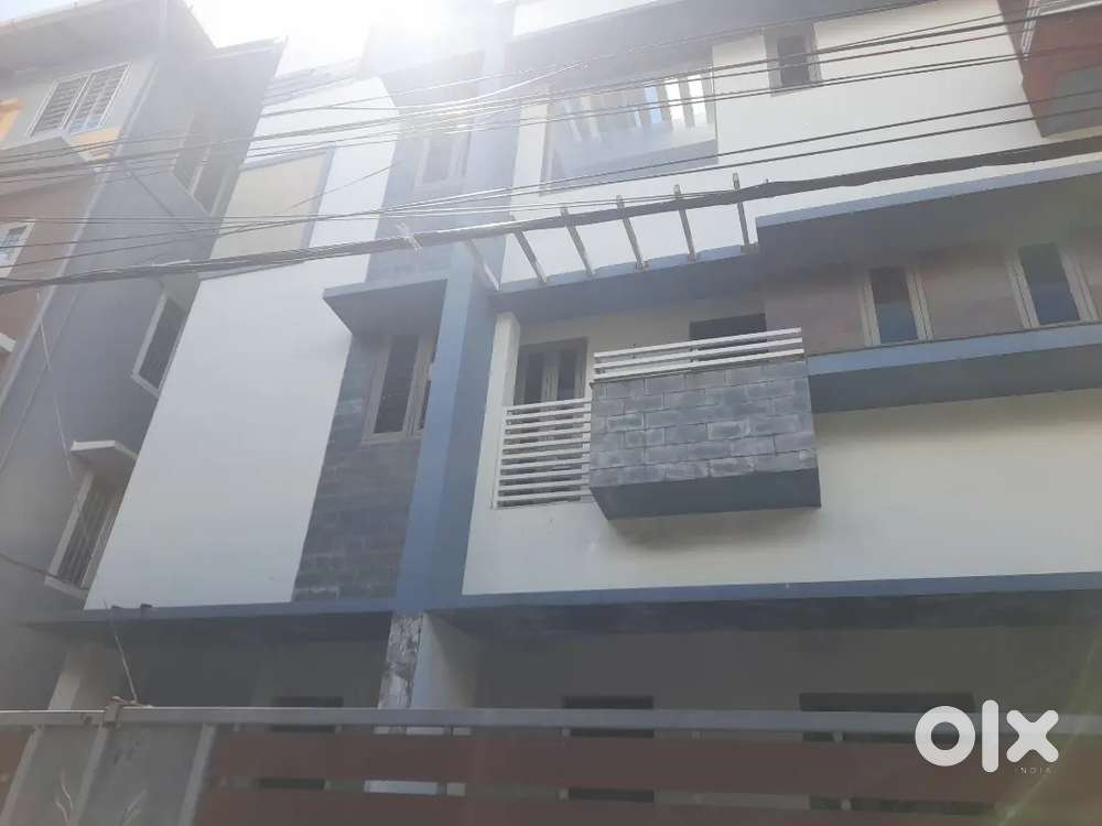 Kadavanthara 6cent 4200sqft commercial building sale.