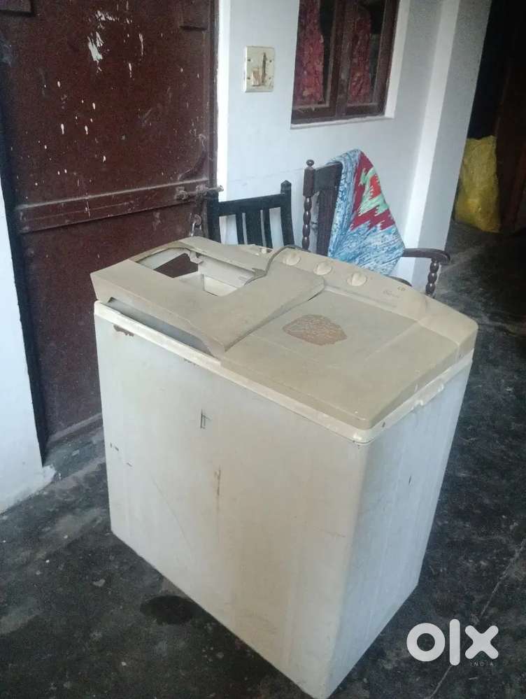 LG semi automatic working washing machine