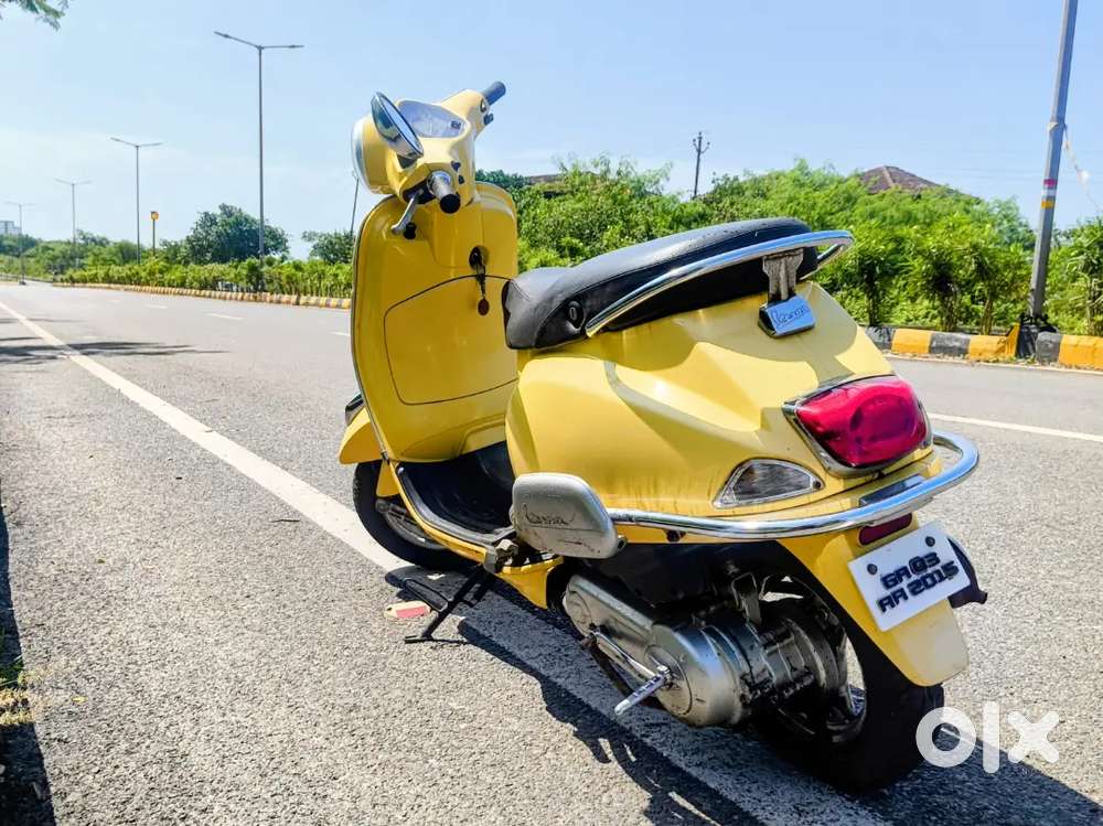 Iconic Vespa LX 125 - Italian design, Goan charm