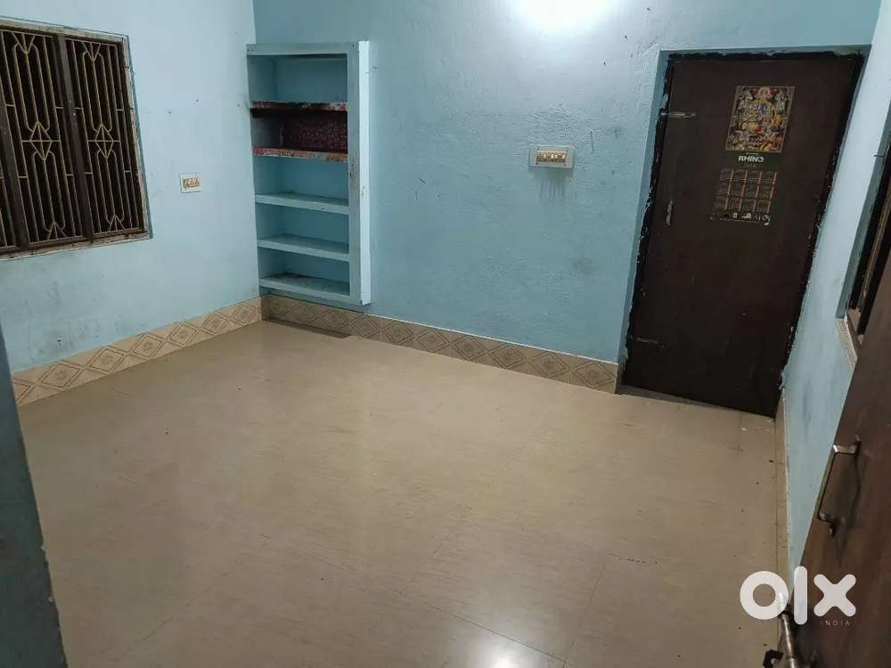 1RK available for rent.