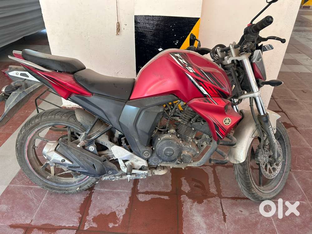 A well maintained YAMAHA FZS FI - 2017 model.