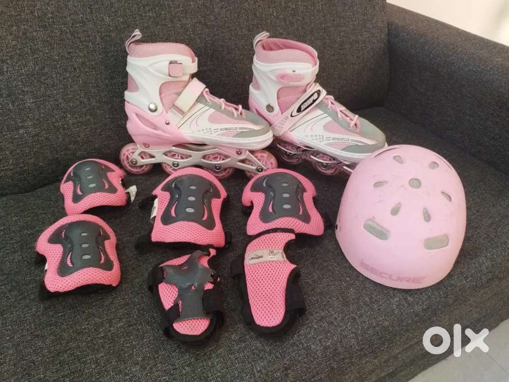 Roller skating shoes and protective kit