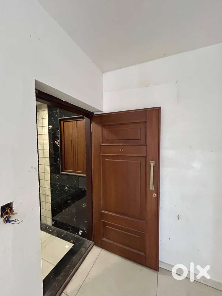 New 2 BHK 1,090 sq.ft apartment in Urwa Market.