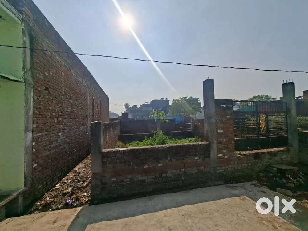 100 gaj ka plot h boundry ho rkho h gate k sath