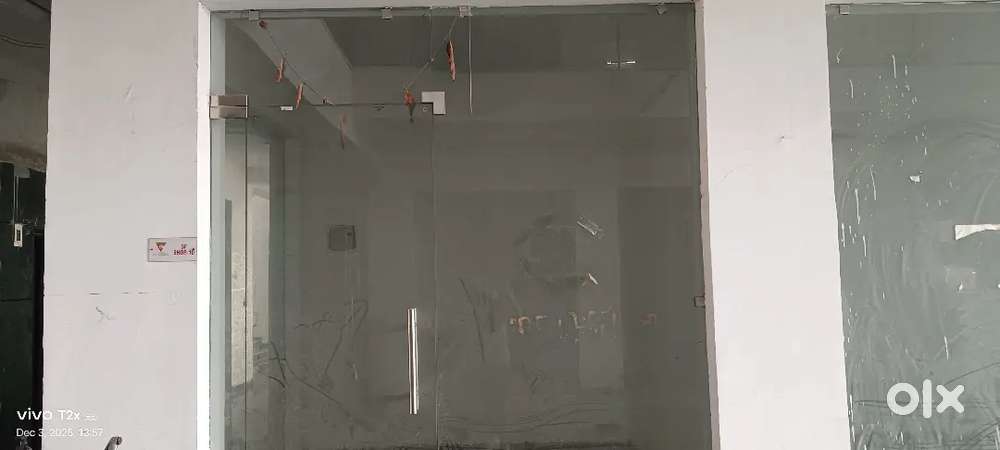 Upper ground floor shop ready to move on road