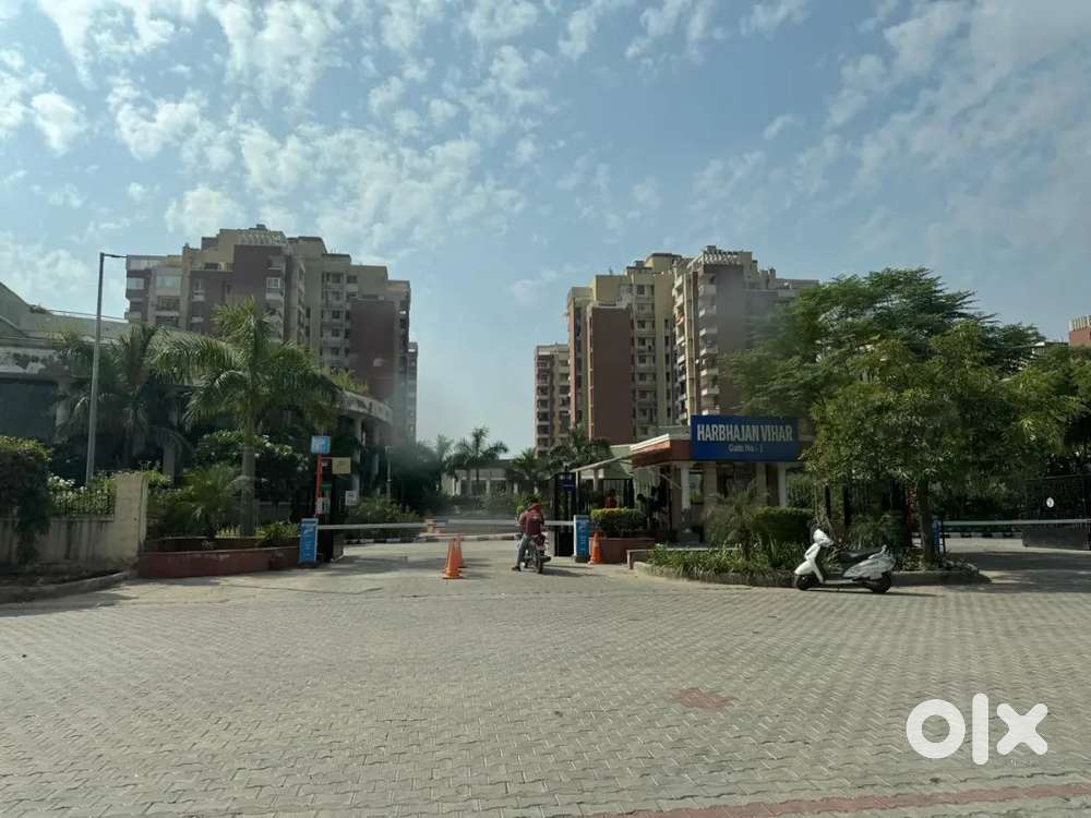 144yrd showroom plot in Porsche area