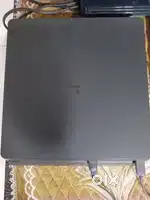 PLAYSTATION 4 WITH 4 GAMES & 2 CONTRERAS