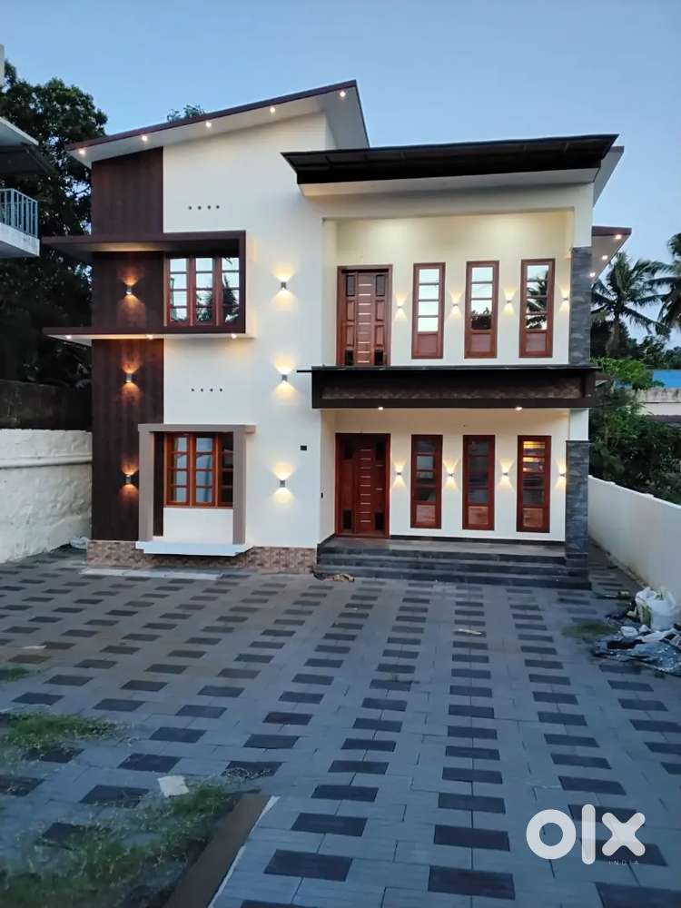 4bhk in 6.75 cents Inamol nr Puthencruz Kakkanad 10 km(loan facility)