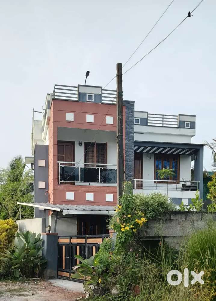 Contemporary house, roadside