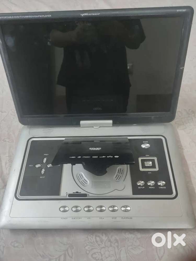 Dvd portable with full functioning wires