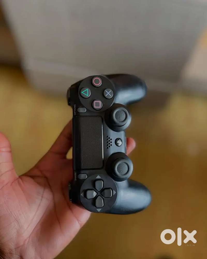 4 Orginal PS4 DUAL SHOCK CONTROLLERS