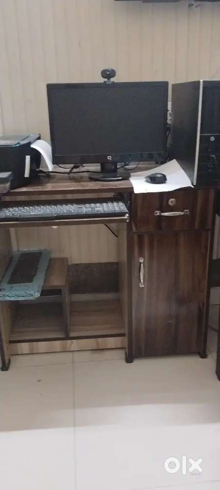 Compaq desktop for sale with one cpu, keyboard and mouse.