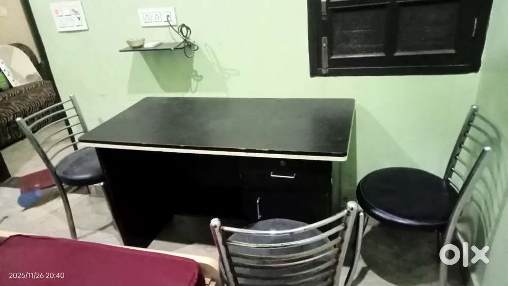 Counter with 3 chairs