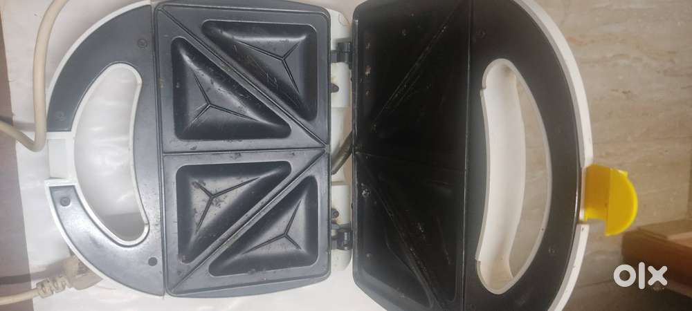 Bread toaster