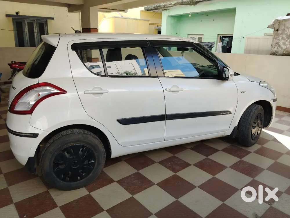 Maruti Suzuki Swift 2014 Petrol Good Condition screen and back camera