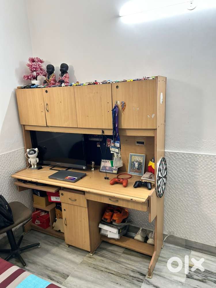 Computer table