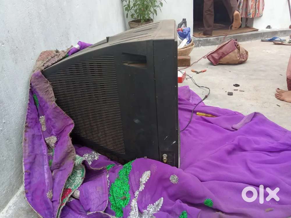 Crown tv good condition chalu  hai thoda bahut lagega kuch