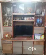 Showcase/Cabinet 
Having multiple compartments 
Price-6 K (negotiable)