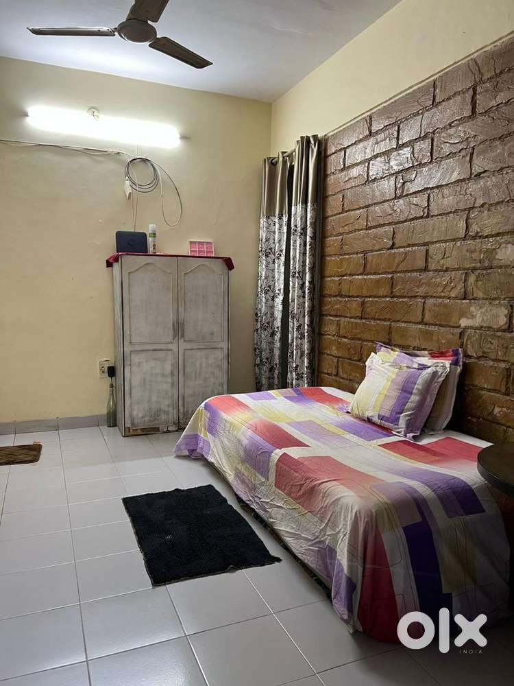 Looking for female flatmete for share 1 BHK Flat