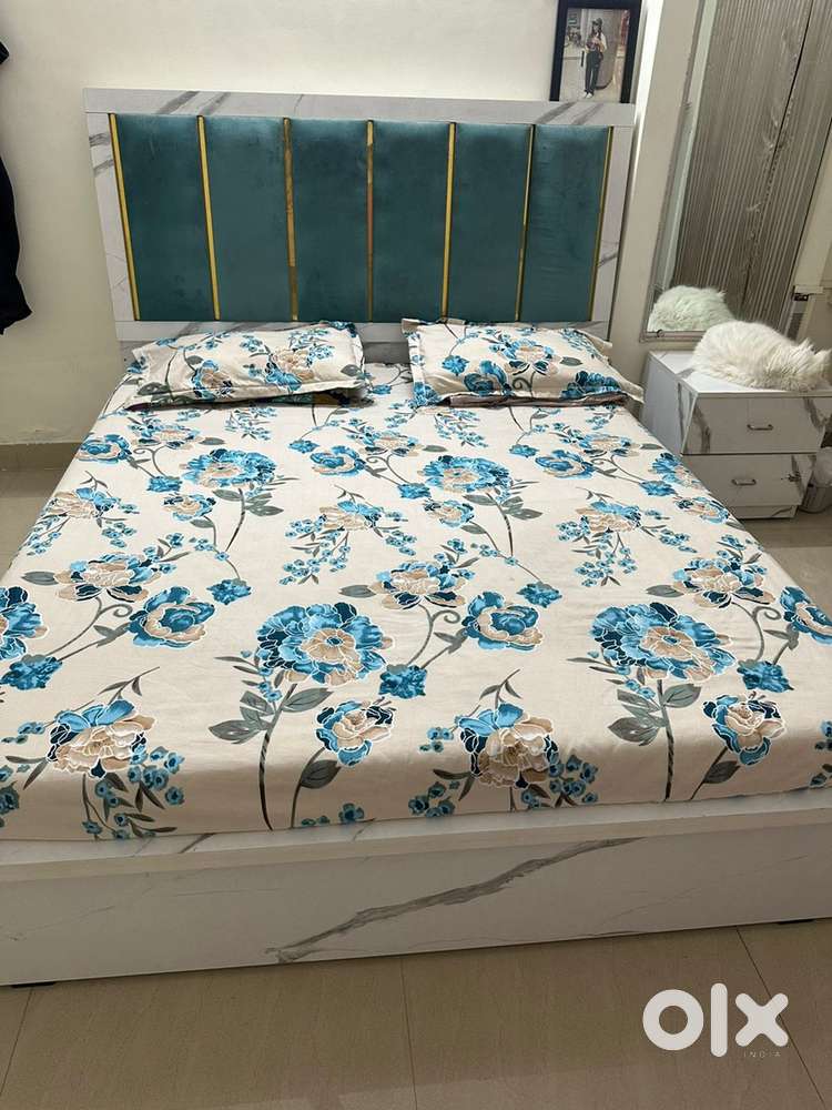 Double bed , wardroves & side table