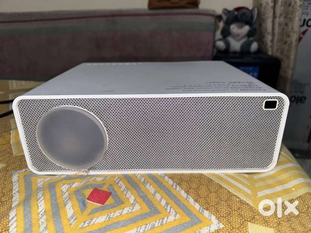 PROJECTOR FULL HD QUALITY ALMOST NEW