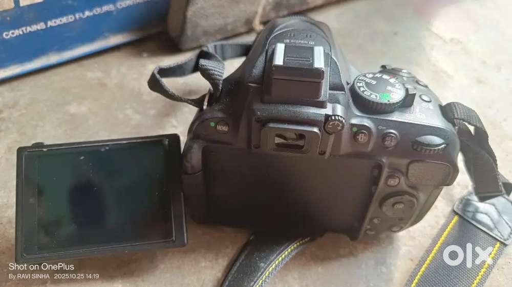 Nikon D5200 Flip display kit lens 18-55 1 original charger and battery