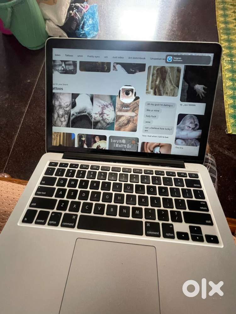 Macbook pro 2015 256GB with headphon and original charger