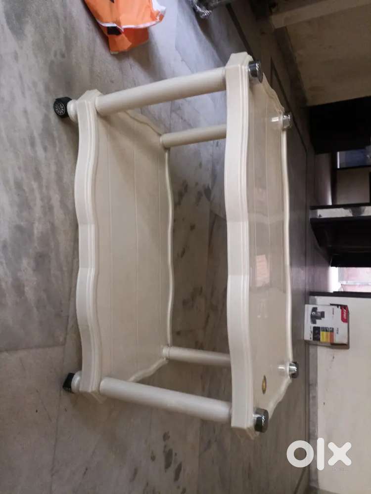 Plastic central table neelkamal