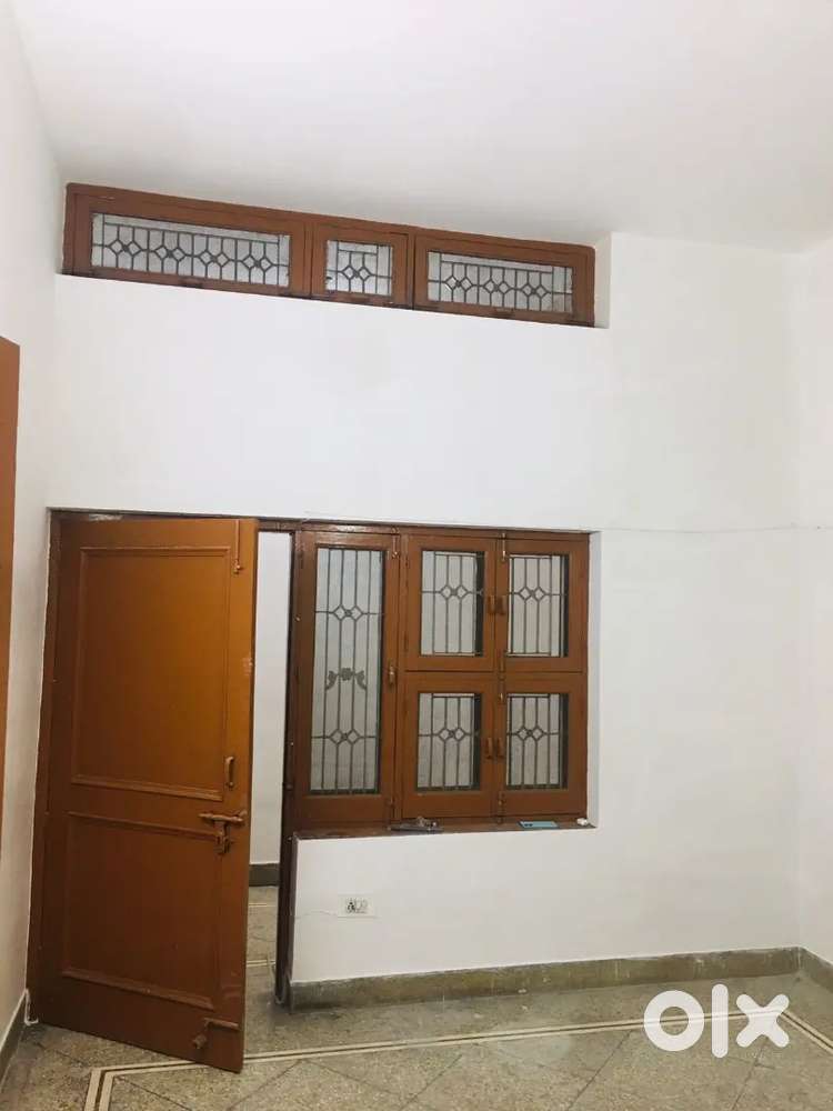 2 rooms apartment semifurnished, near mahaveer chok, mg public school