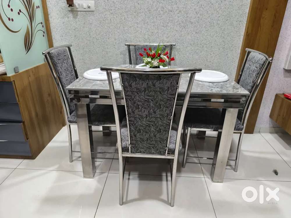 4 seater dinning table