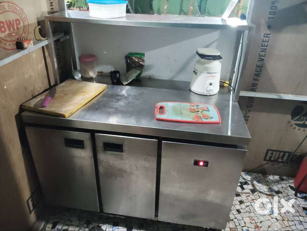 Undercounter commercial fridge with work station and rack on top