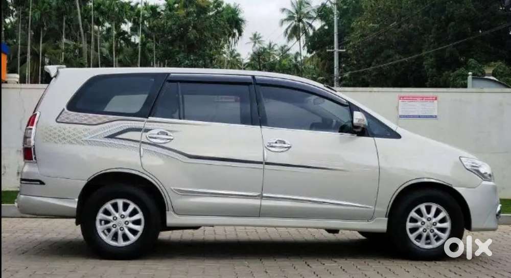 ഇന്നോവ ഓടിക്കാൻ ആളെ വേണം