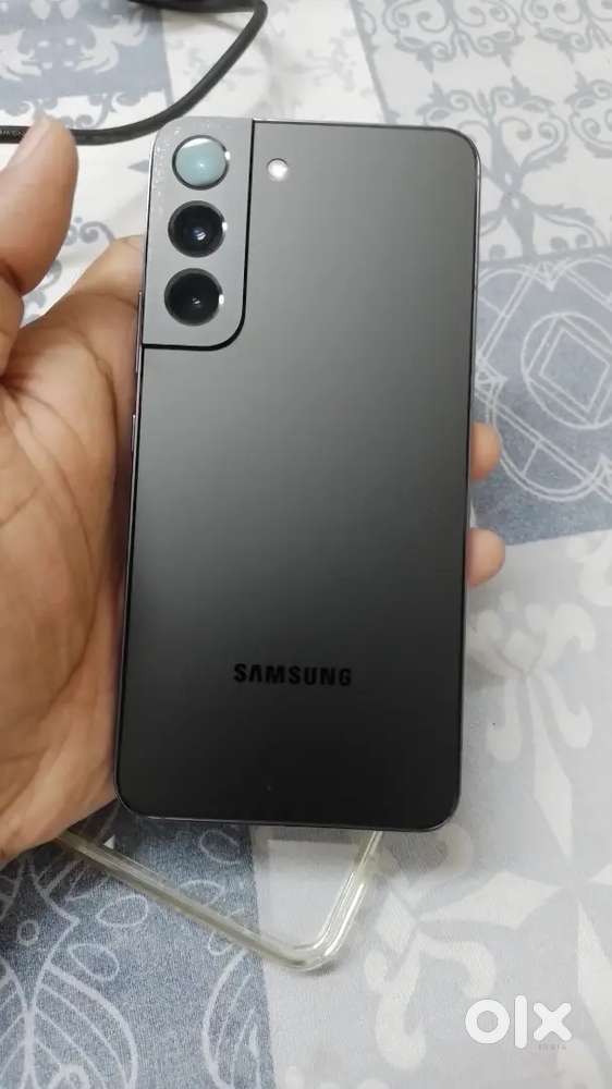 Samsung galaxy S22 8/128GB in new condition.