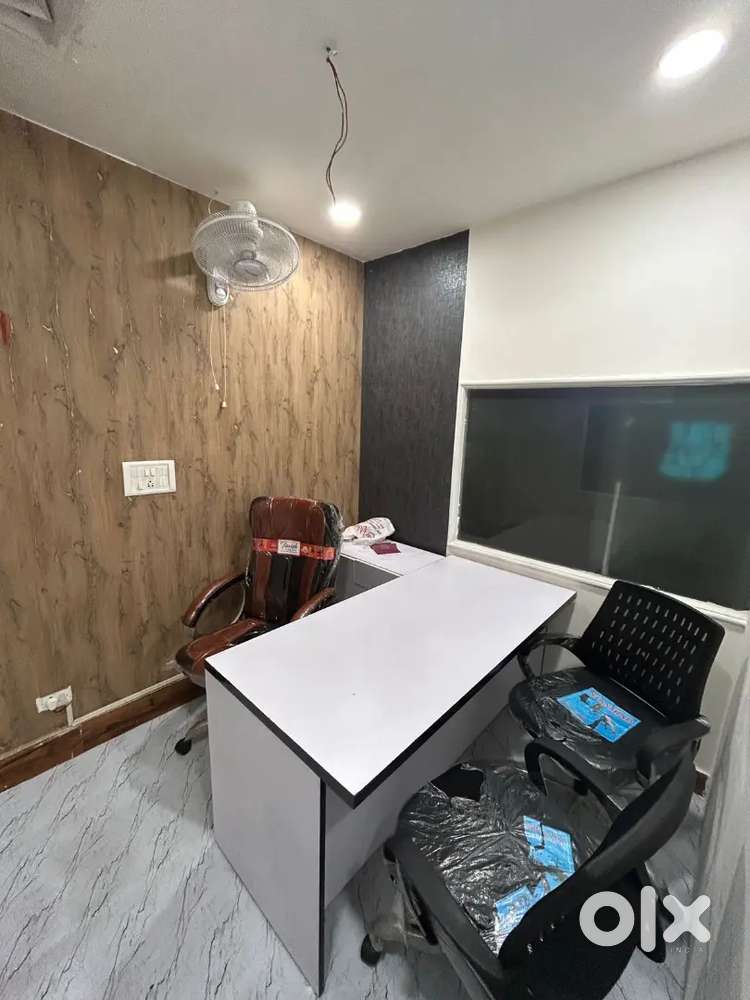 1 director cabin 4 modular workstation available in noida