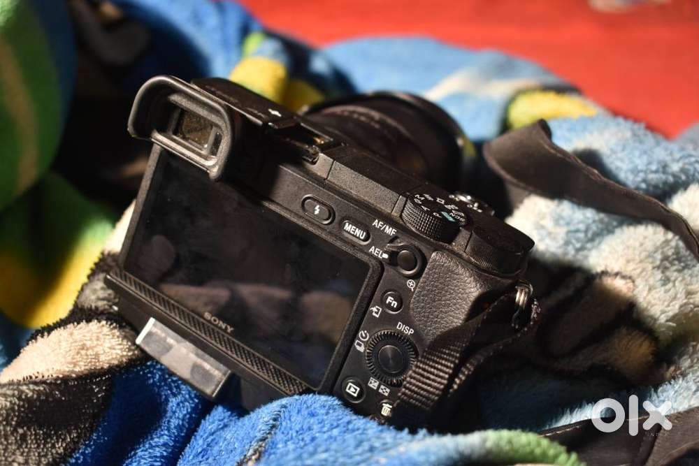 Sony alpha 6400 with the lense 18-135 and canon 1000D with 3 stand 5 b