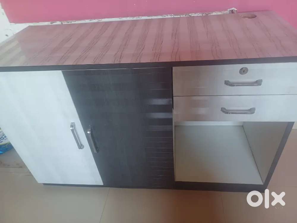 Computer table with storage unit